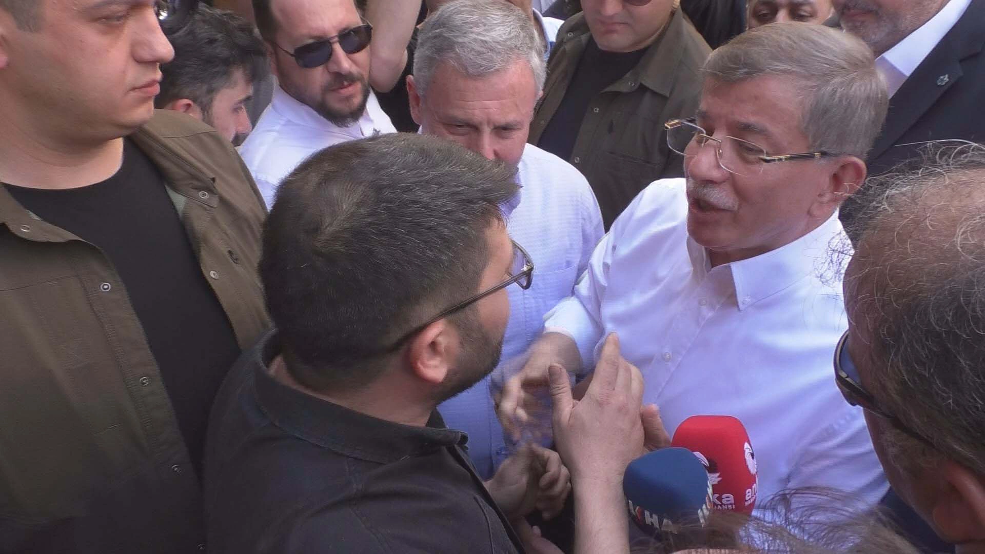 Ahmet Davutoğlu'na Malatya ziyaretinde umduğunu bulamadı! Yuhalanınca ortam gerildi