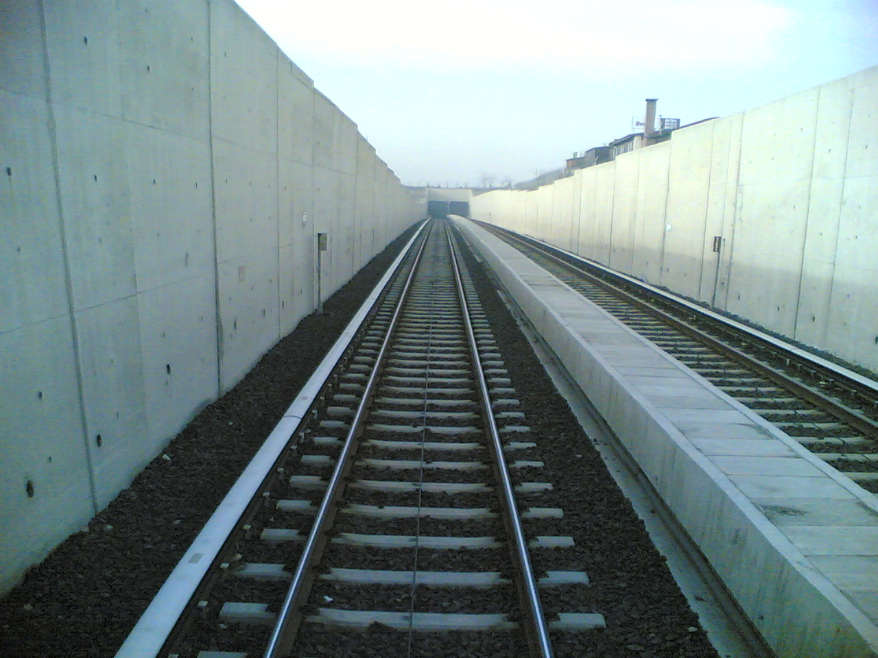 Facianın eşiğinden dönüldü! Aniden fenalaştı, metronun raylarına düştü!