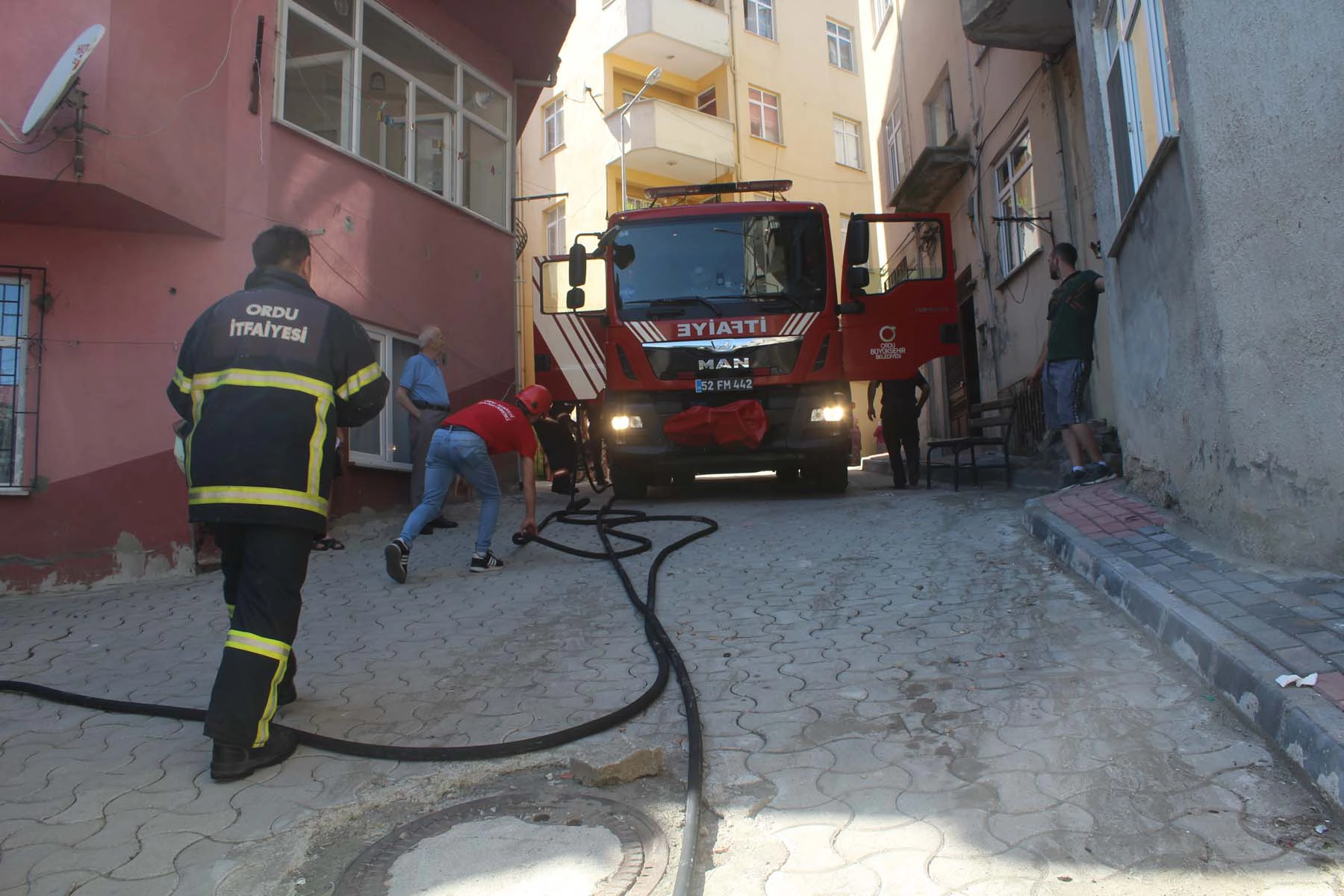 Havalandırma boşluğuna atılan yanıcı madde yangın çıkardı: 4 çocuk dumandan etkilendi