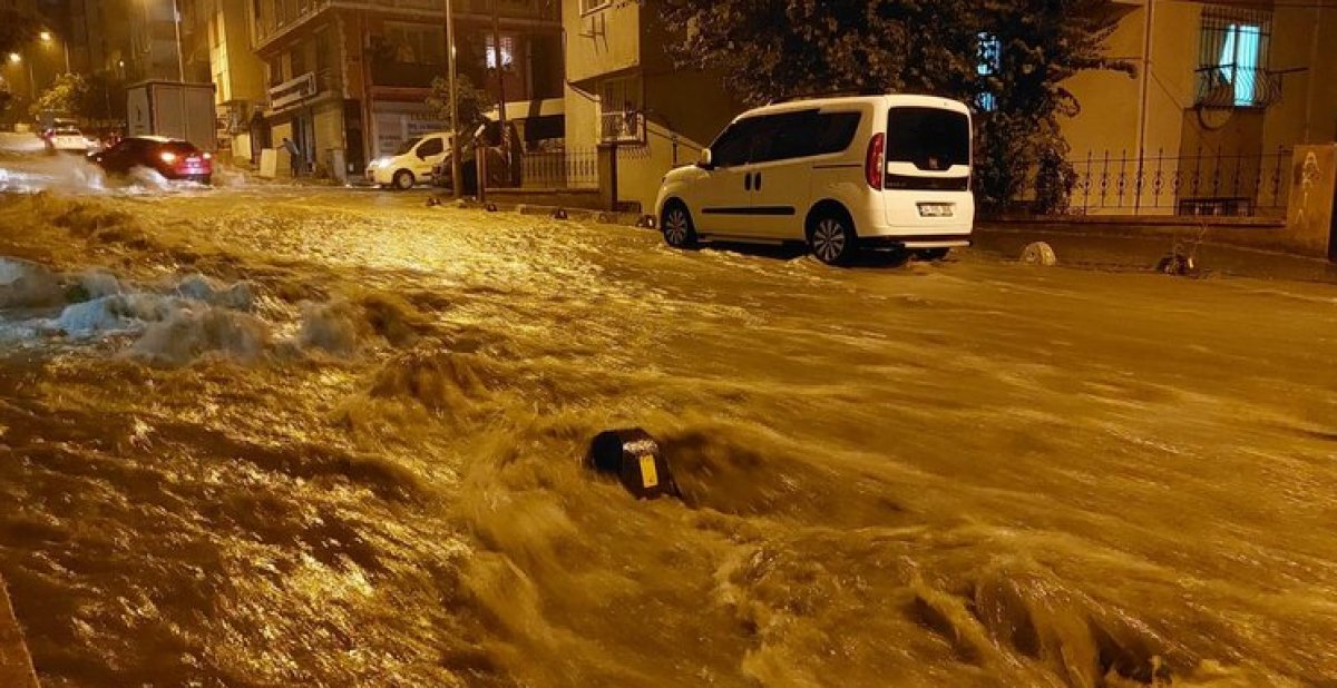 Şiddetli yağış Esenyurt'u fena vurdu! Dere taştı, birçok ev ve iş yerlerini su bastı! Mahsur kalanlar oldu!