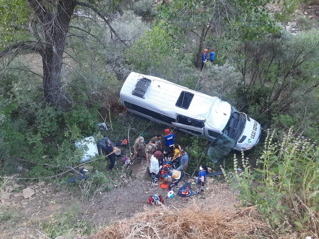 Son Dakika! Karadeniz tur minibüsü devrildi: 3'ü ağır 19 yaralı