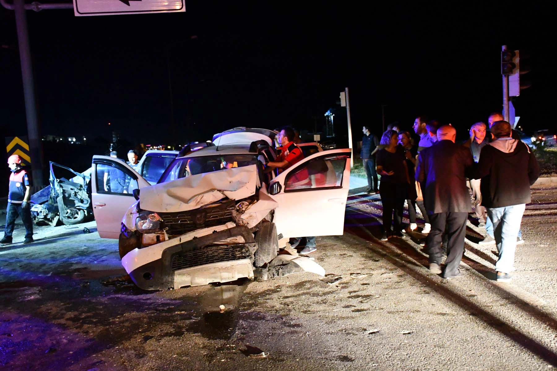 Sivas'ta feci kaza! İki otomobil kafa kafaya çarpıştı: 1 ölü, 2'si ağır 9 yaralı