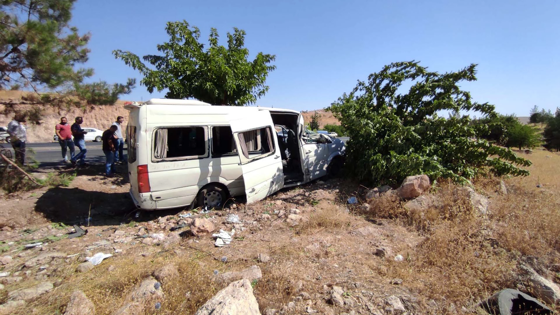 Şanlıurfa'da facianın eşiğinden dönüldü! İşçileri taşıyan servis yoldan çıkıp ağaca çarptı: 15 yaralı