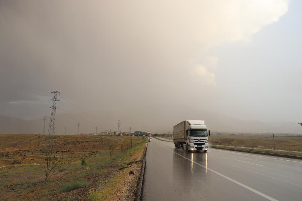 Sıcaklık 40 dereceye dayanmıştı! Iğdır'da birden bastıran yağmur vatandaşları şaşkına çevirdi!