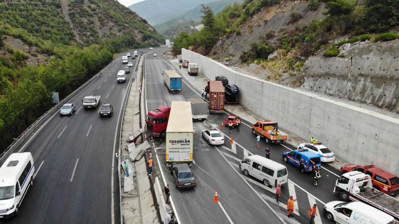 Manisa'da zincirleme kaza! 7 araç birbirine girdi: Yaralılar var