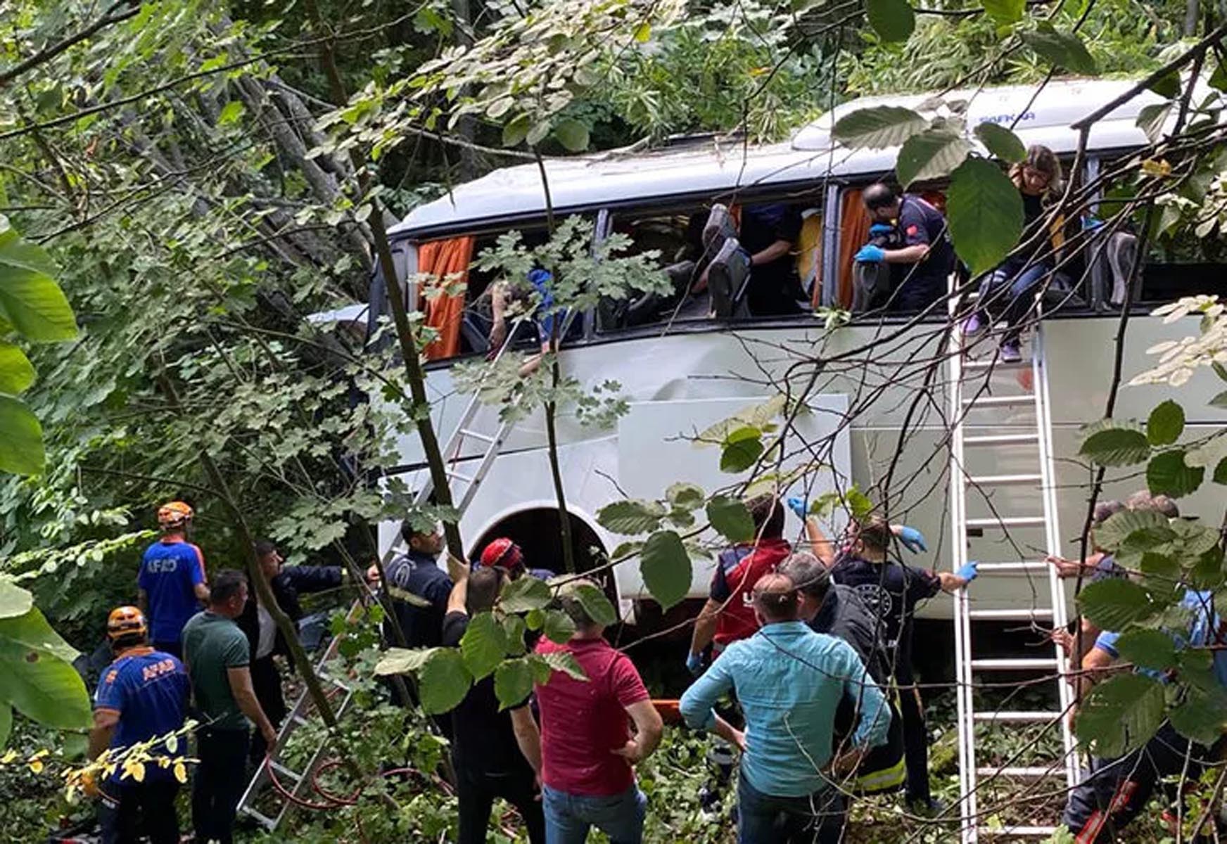 Bursa'da feci kaza! Tur otobüsü şarampole uçtu! Ölü sayısı zaman geçtikçe artıyor!