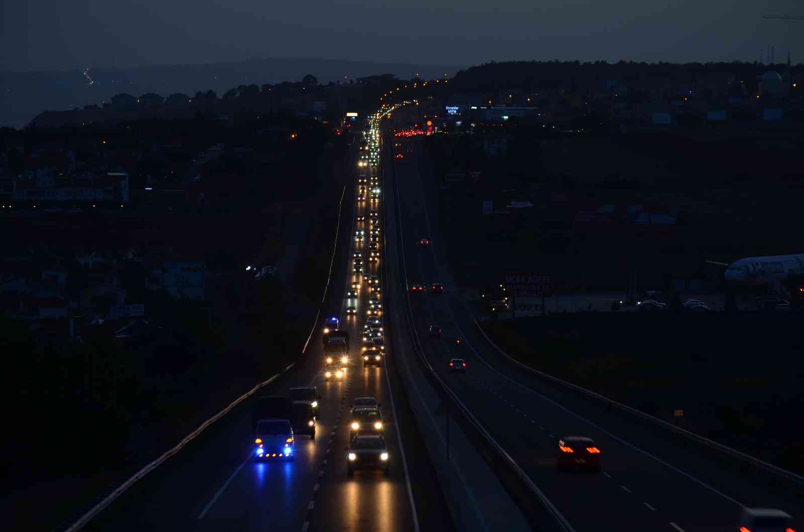 İstanbul'a dönüş, yolculara çile oldu! Yoğunluk sinirleri yay gibi gerdi!