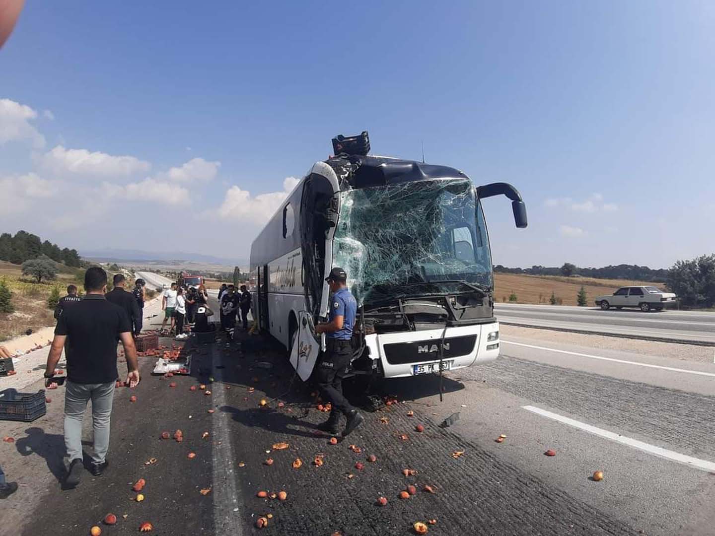 Kütahya'da facianın eşiğinden dönüldü! Yolcu otobüsü, meyve yüklü kamyona çarptı: Çok sayıda yaralı