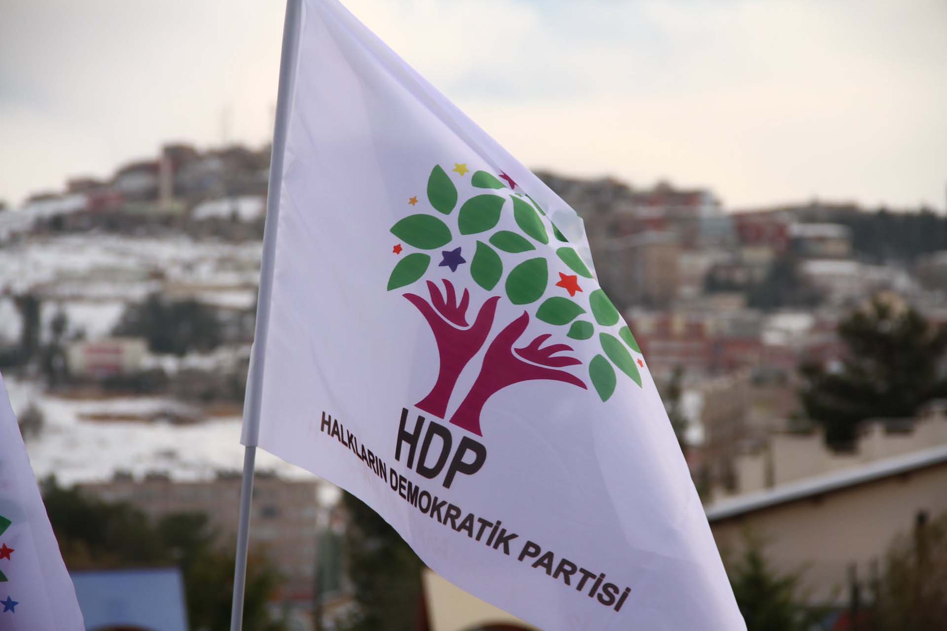 HDP'li vekillerin olduğu araç, taksiyle çarpıştı! Taksi şoförü hayatını kaybetti