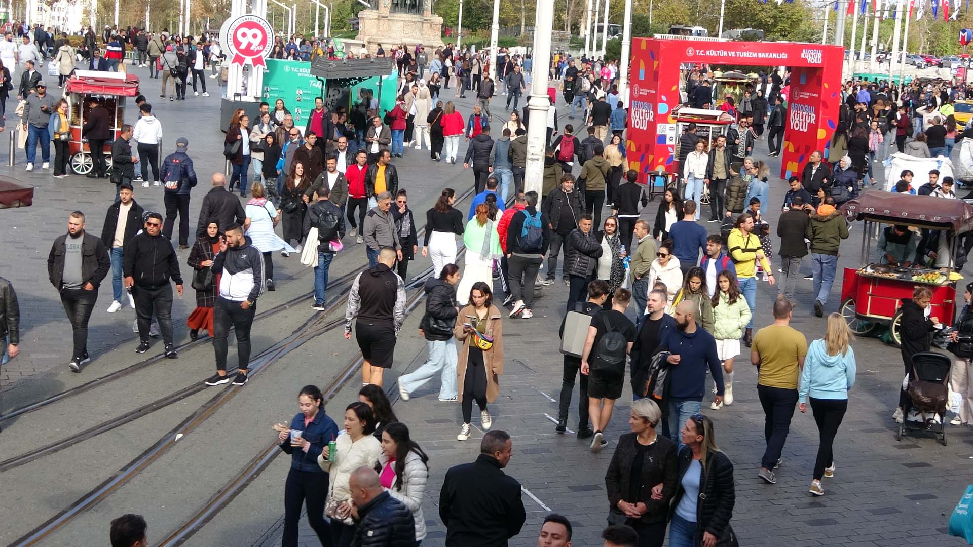 Güzel havayı fırsat bulanlar Taksim'e akın etti! İstiklal Caddesi'nde iğne atsan yere düşmedi