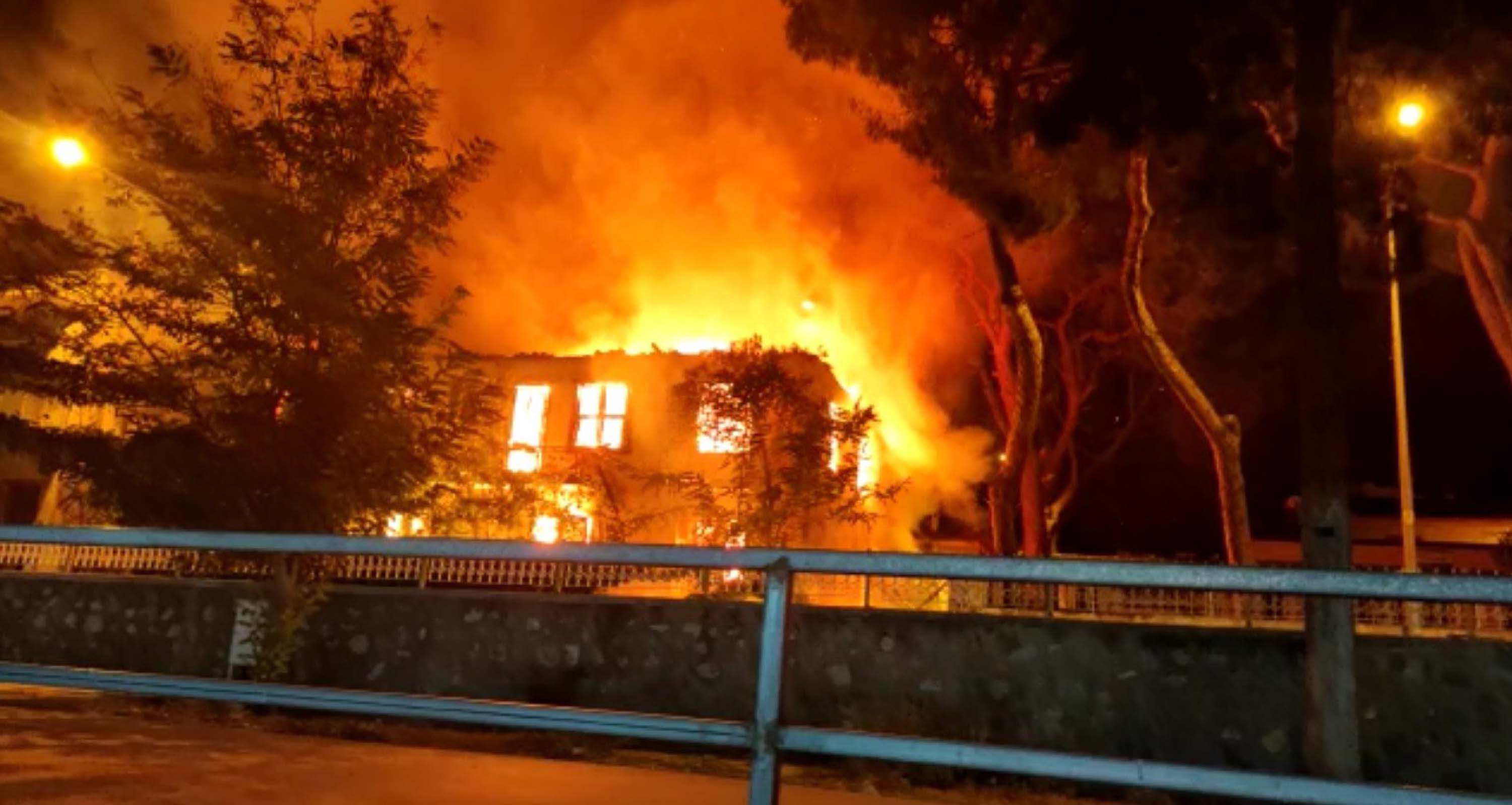 İzmir'de mahalleliyi korkutan yangın! 7 kişinin yaşadığı 2 katlı ahşap ev, gecenin ortasında alev alev yandı!