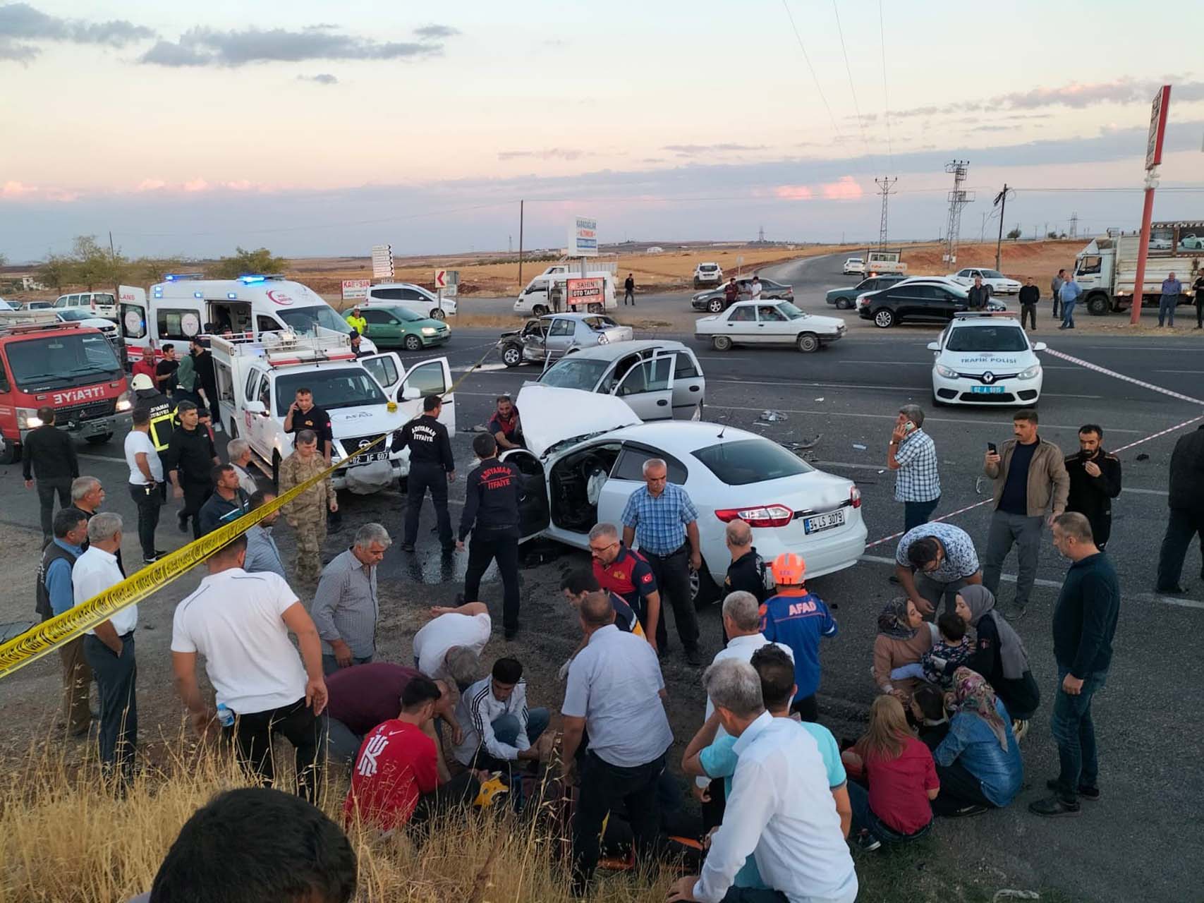 Adıyaman'da üç araç birbirine girdi! Can pazarı yaşandı:  Ölü ve çok sayıda yaralı var