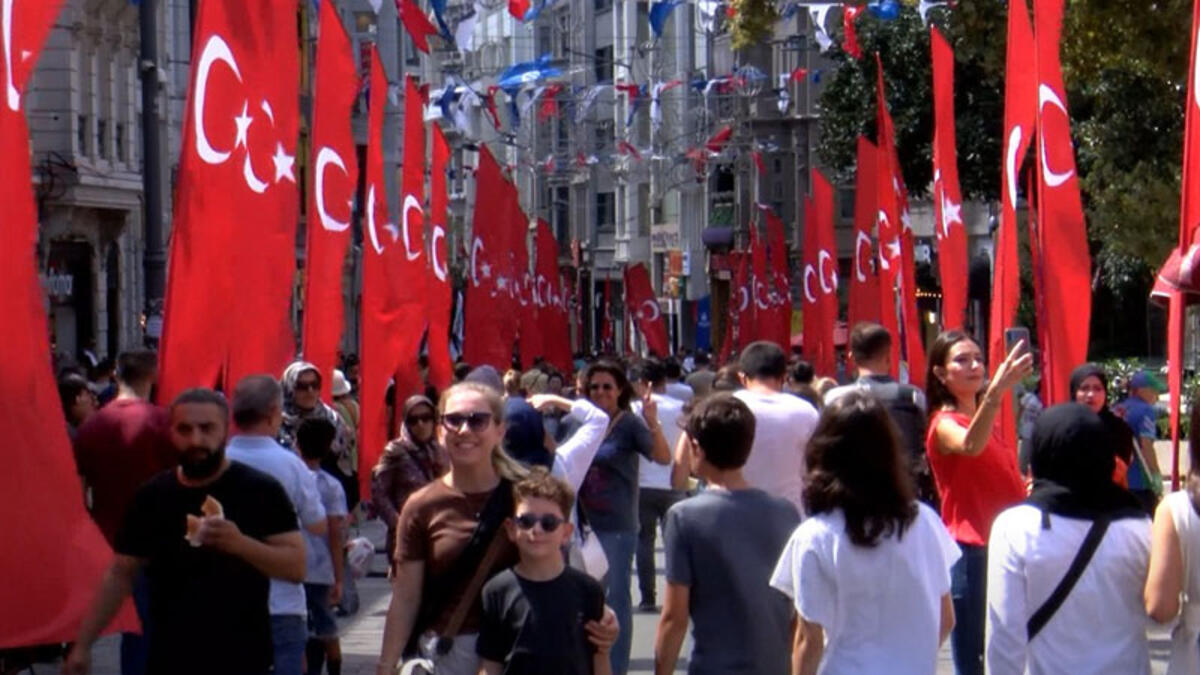 İstanbul Beyoğlu İstiklal Caddesi Türk bayraklarıyla donatıldı