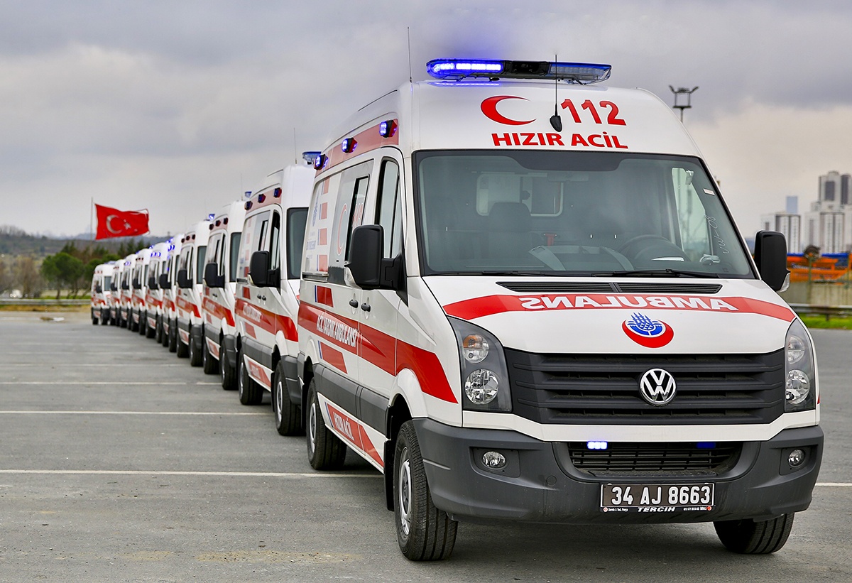 Dakikalarca siren çalan ambulansa yol vermedi, frene bastı