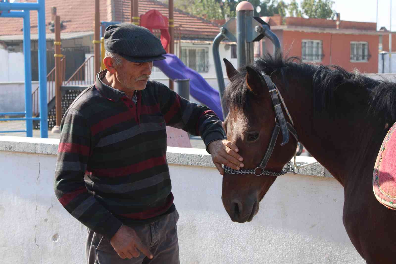 Rahvan atlarını yetiştirerek tarihi, geleneği koruyor