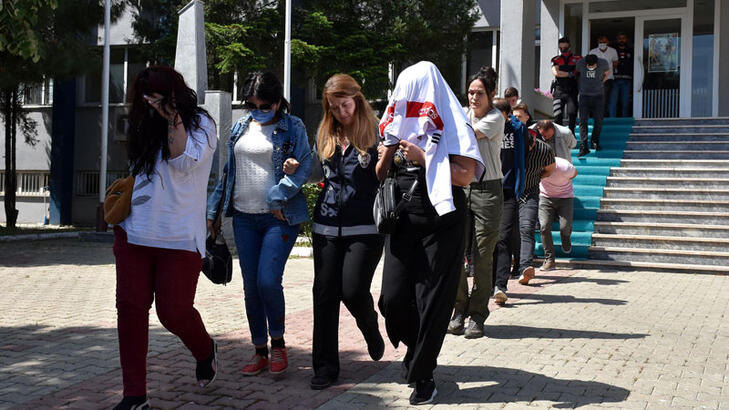 Eğlence mekanına Jandarma ekiplerinden fuhuş baskını!