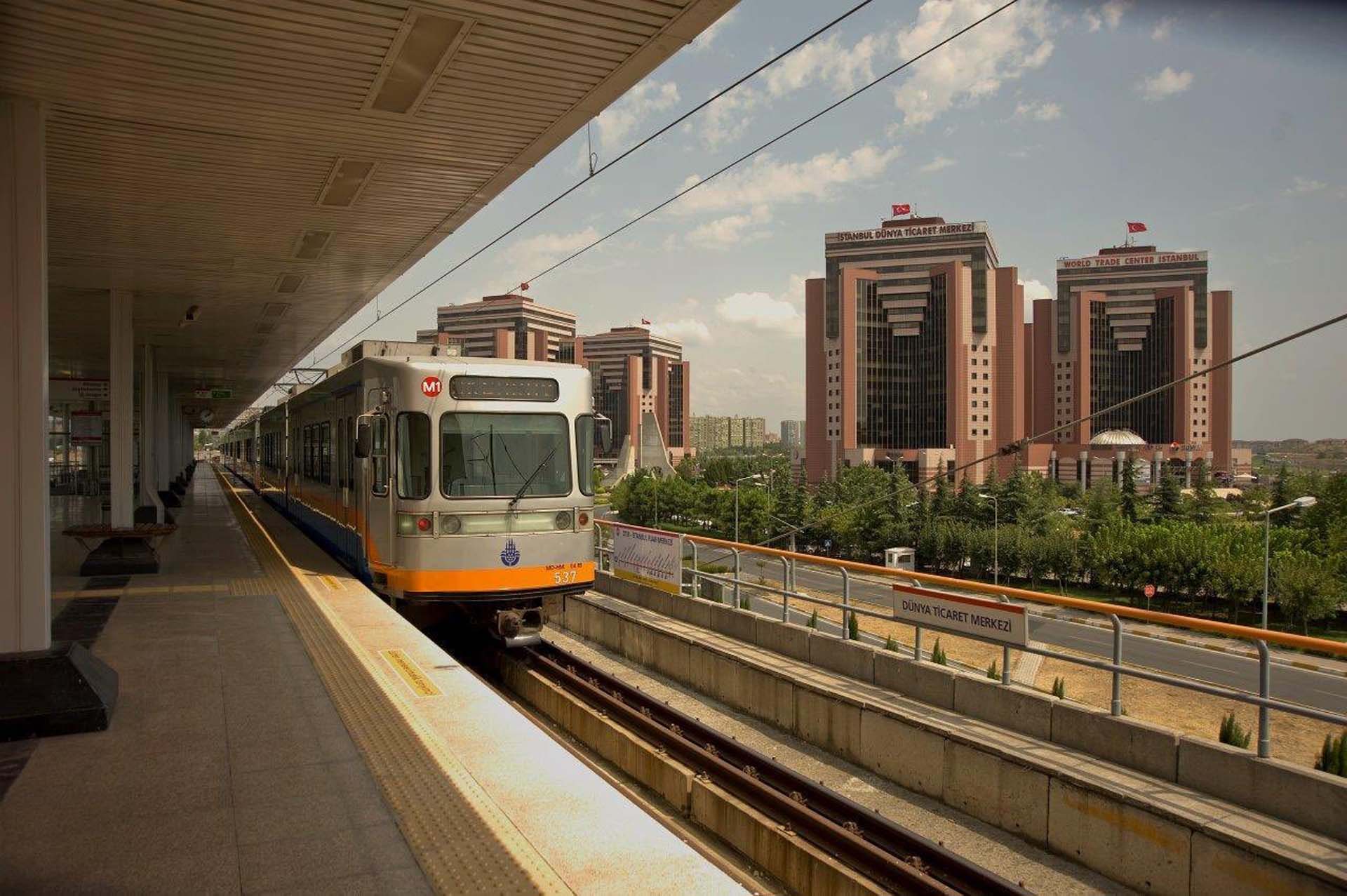 İstanbul'da değişmeyen görüntü! Yenikapı - Atatürk Havalimanı metrosu yine arızalandı!