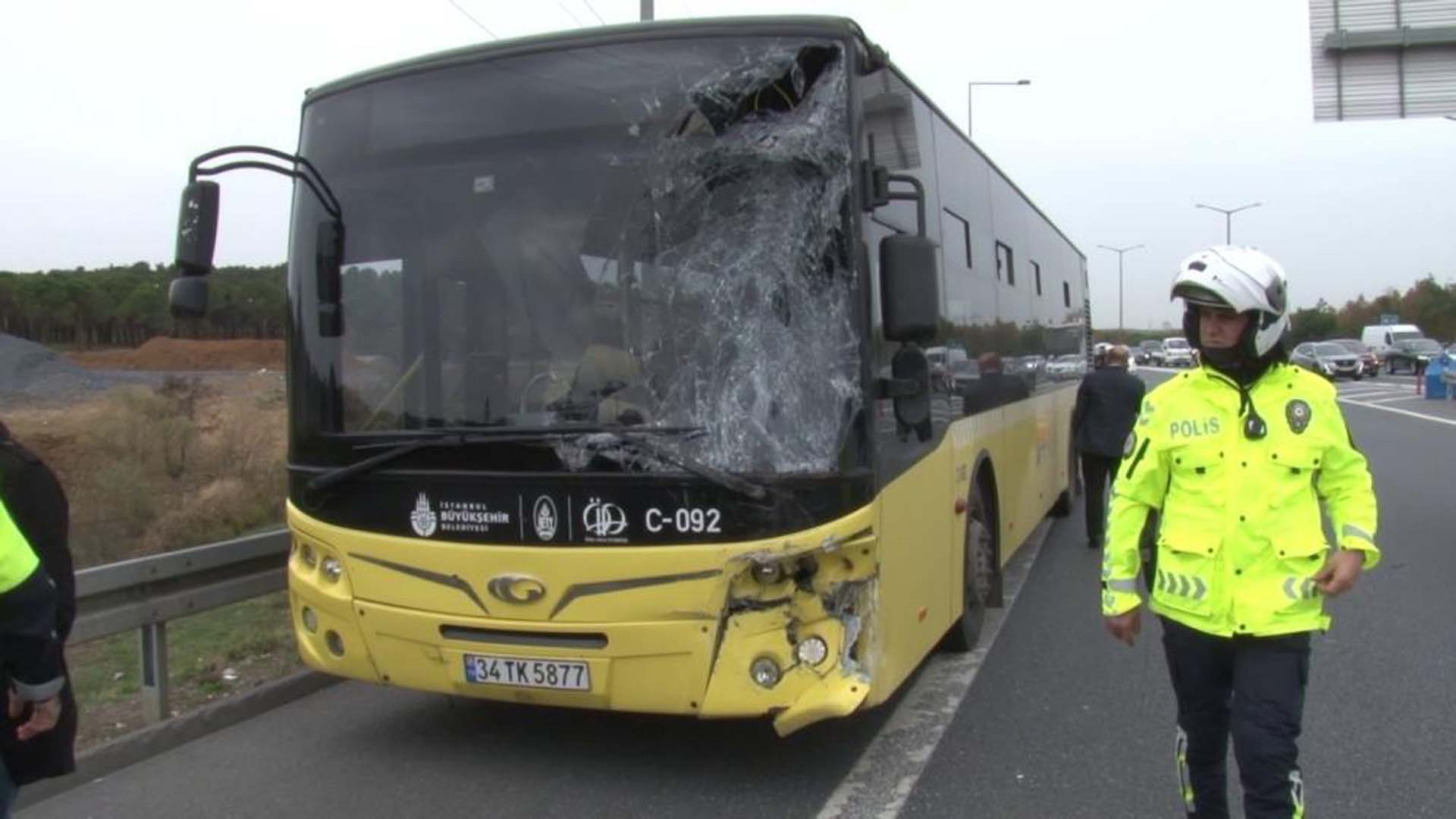 TEM Otoyolu'nda korkutan kaza! Servis aracı ile İETT otobüsü çarpıştı: Yaralılar var!