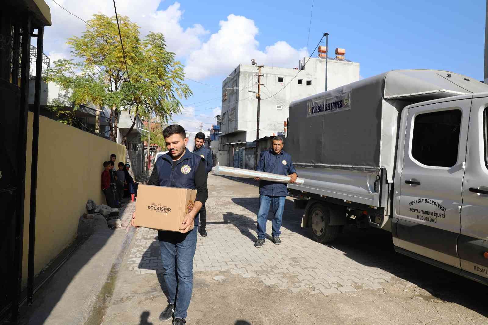 Yüreğir Belediyesi yağmurda evlerini ve işlerini su basan vatandaşların yardımına koştu