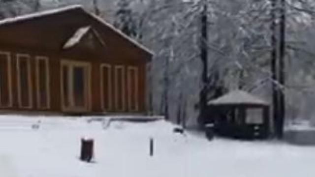 Artvin'de her mevsim ayrı güzelliğe bürünen Borçka Karagöl’e mevsimin ilk karı yağdı