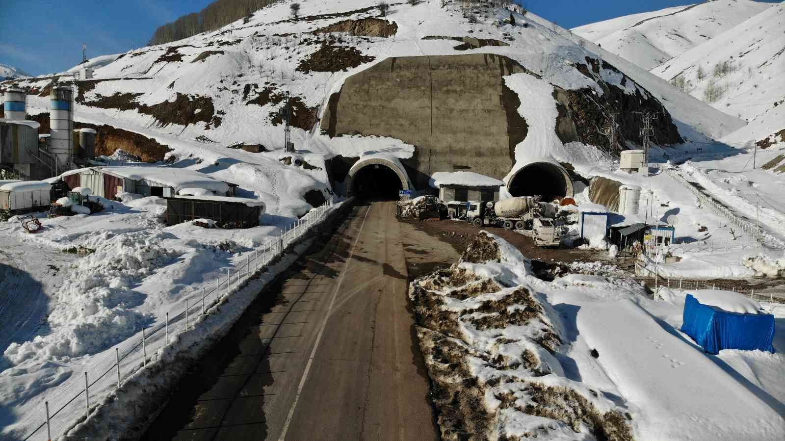 Karadeniz Bölgesi'ni İç Anadolu Bölgesi'ne bağlayan Eğibel tünel kar nedeniyle tek şeritten ulaşıma açıldı