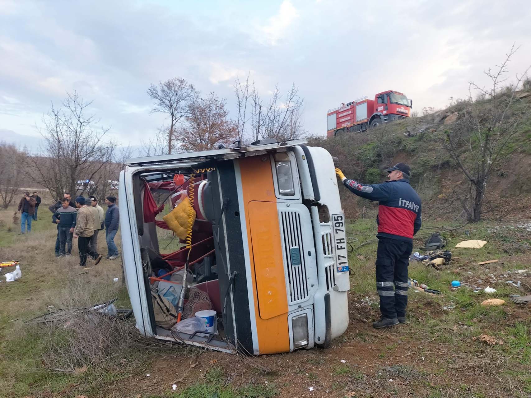 Çanakkale'de işçileri taşıyan minibüs tarlaya uçtu: Uzman erbaş Musa Düşkün öldü, yaralılar var