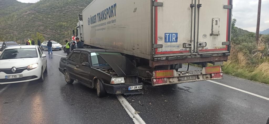 Otoyolda feci kaza! Virajı alamayan otomobil tırın altına girdi, 1’i çocuk 4 kişi yaralandı!