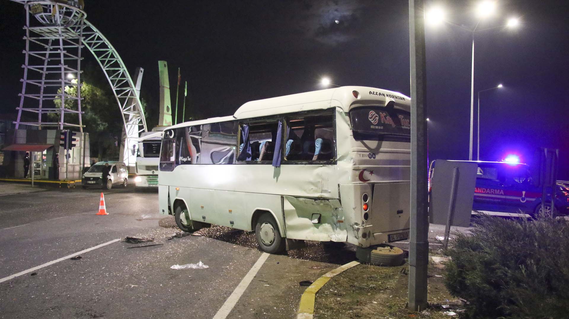 Uşak'ta ışık ihlali yapan TIR, işçileri taşıyan midibüse çarptı: Yaralılar var