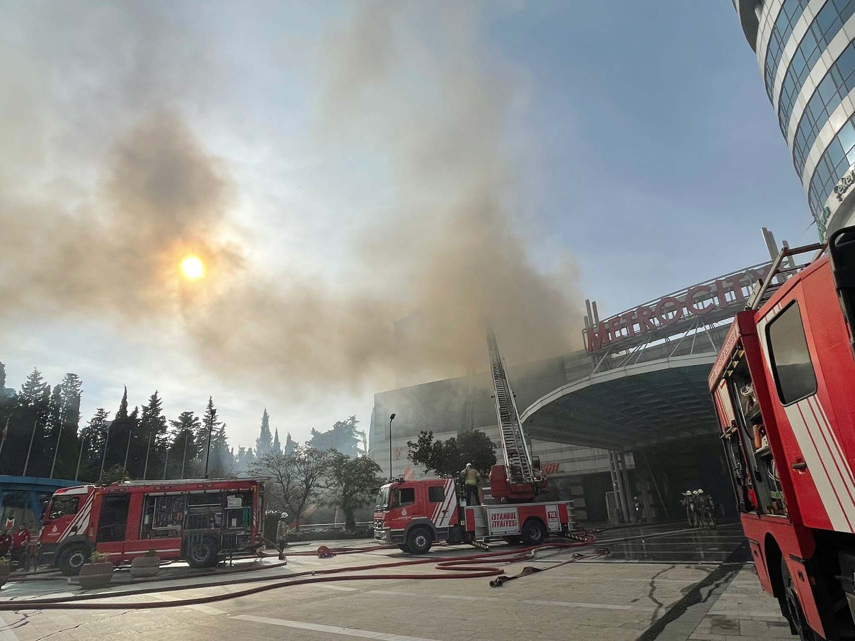 Son dakika | İstanbul Levent'teki Metro City AVM'de yangın çıktı! İtfaiye yangını güçlükle söndürdü