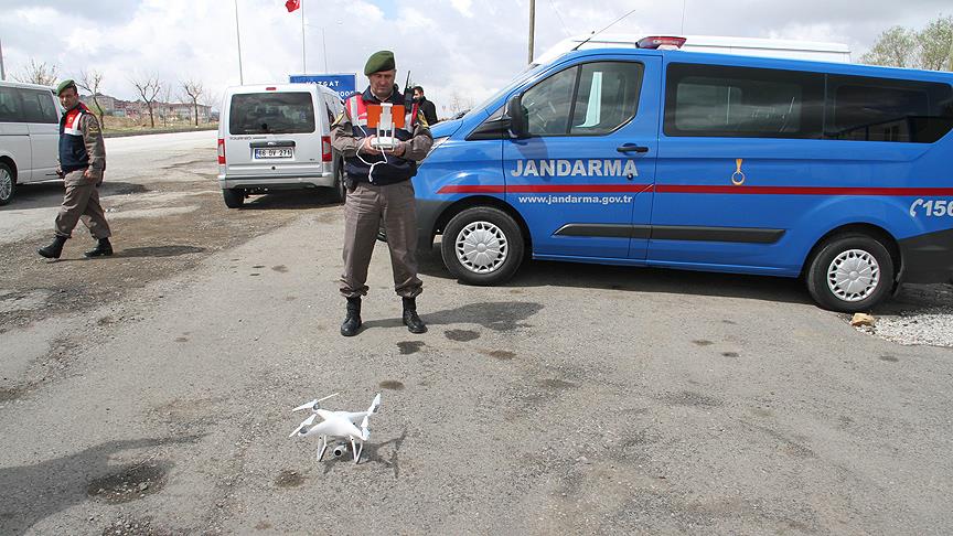 Jandarma dron yardımıyla 70 metrelik kayalıklardan düşen adamı tespit etti