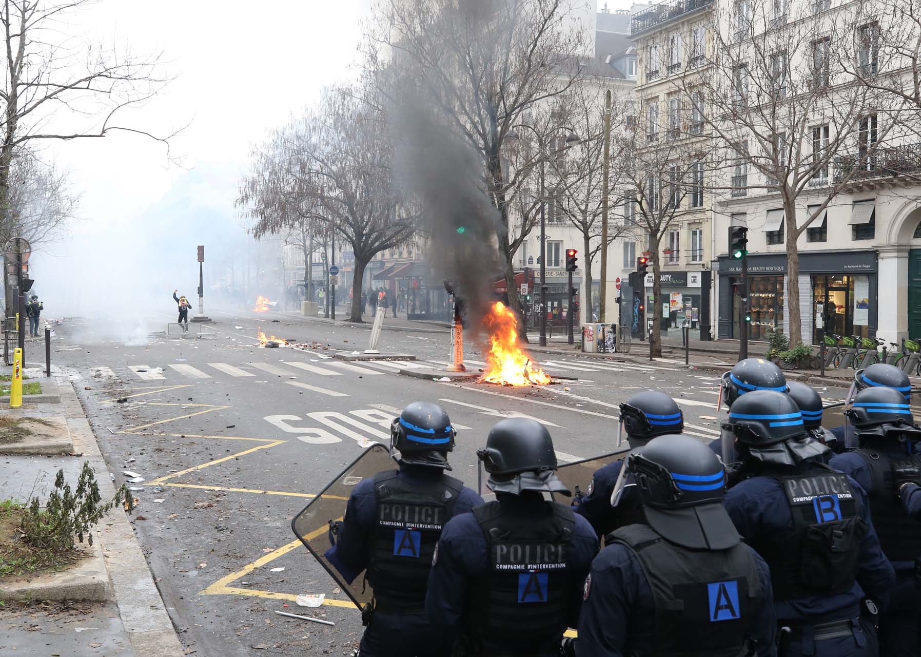 Fransa karıştı! Paris'te PKK destekçileri polisle çatıştı, ortalık savaş alanına döndü