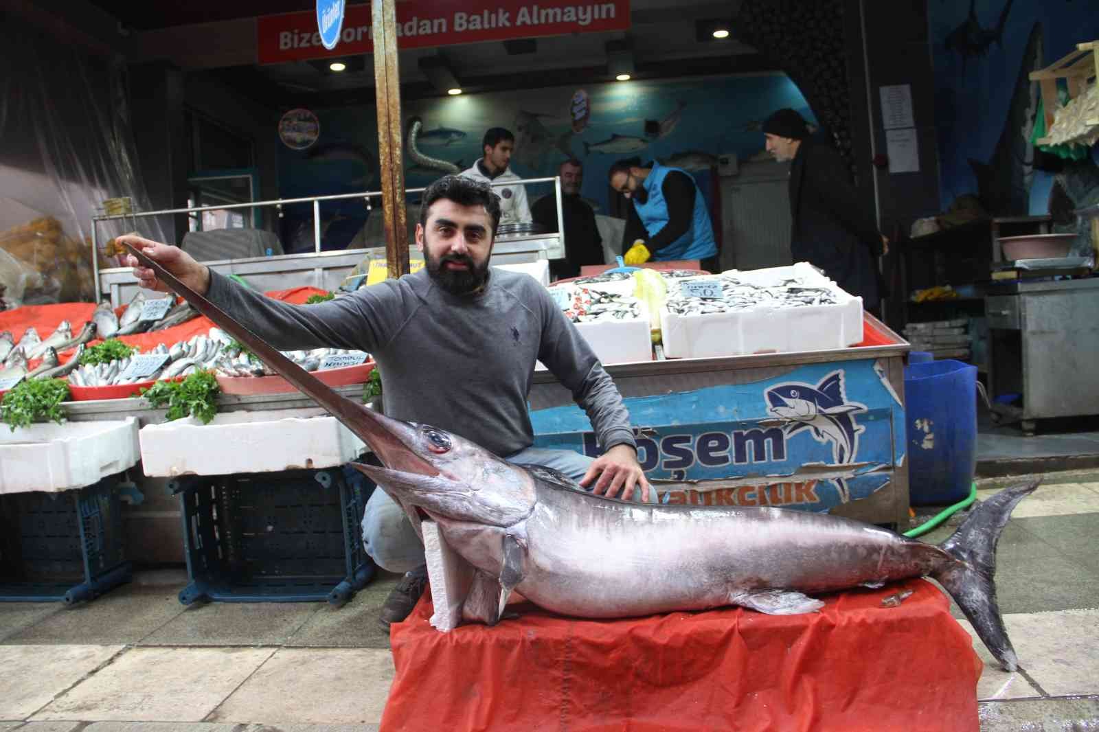 Ağlara takılan 2 metrelik kılıç balığı görenleri şaşırttı!