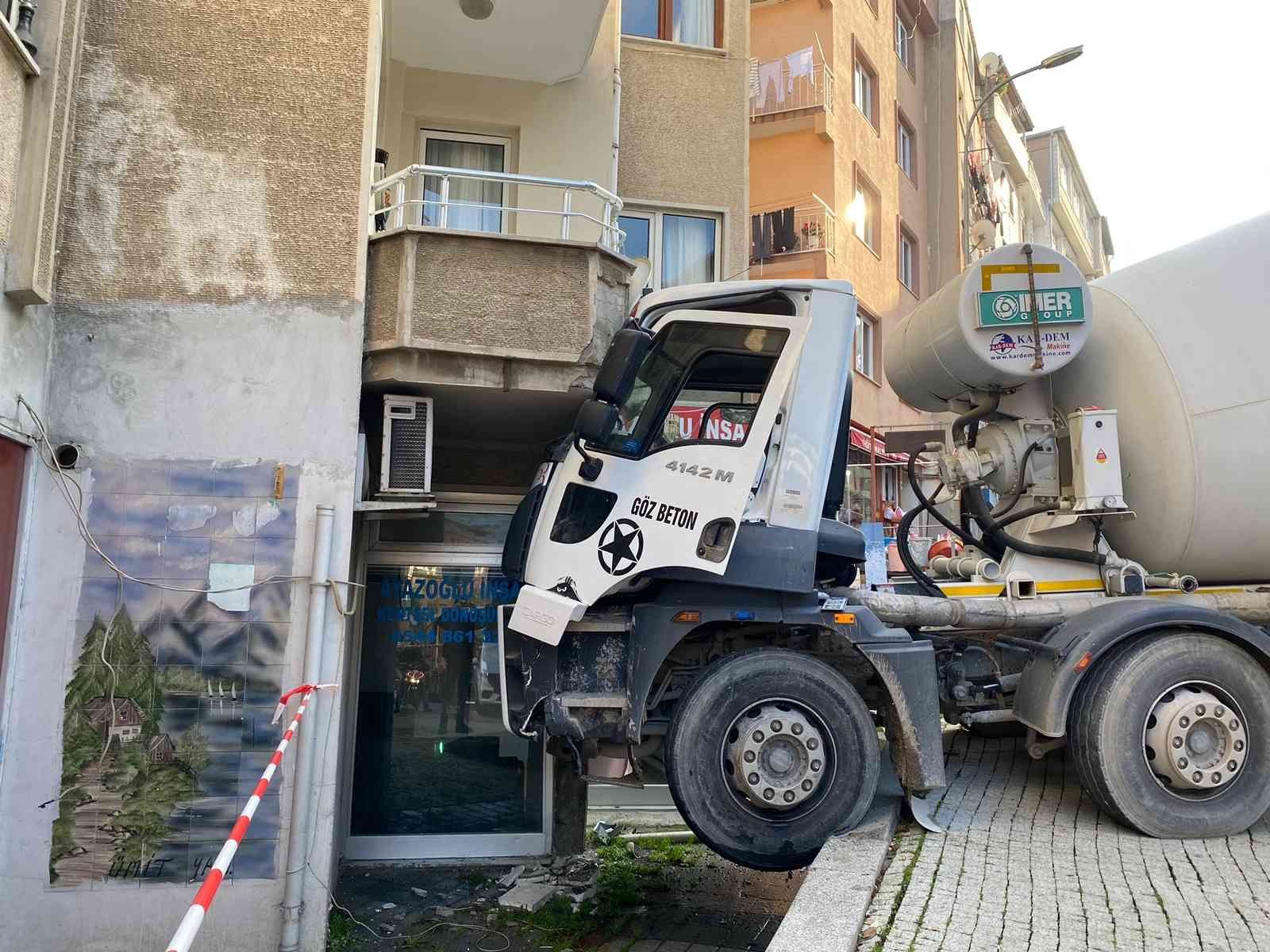 İmdat freni çekilmeyen beton mikseri binaya çarptı!