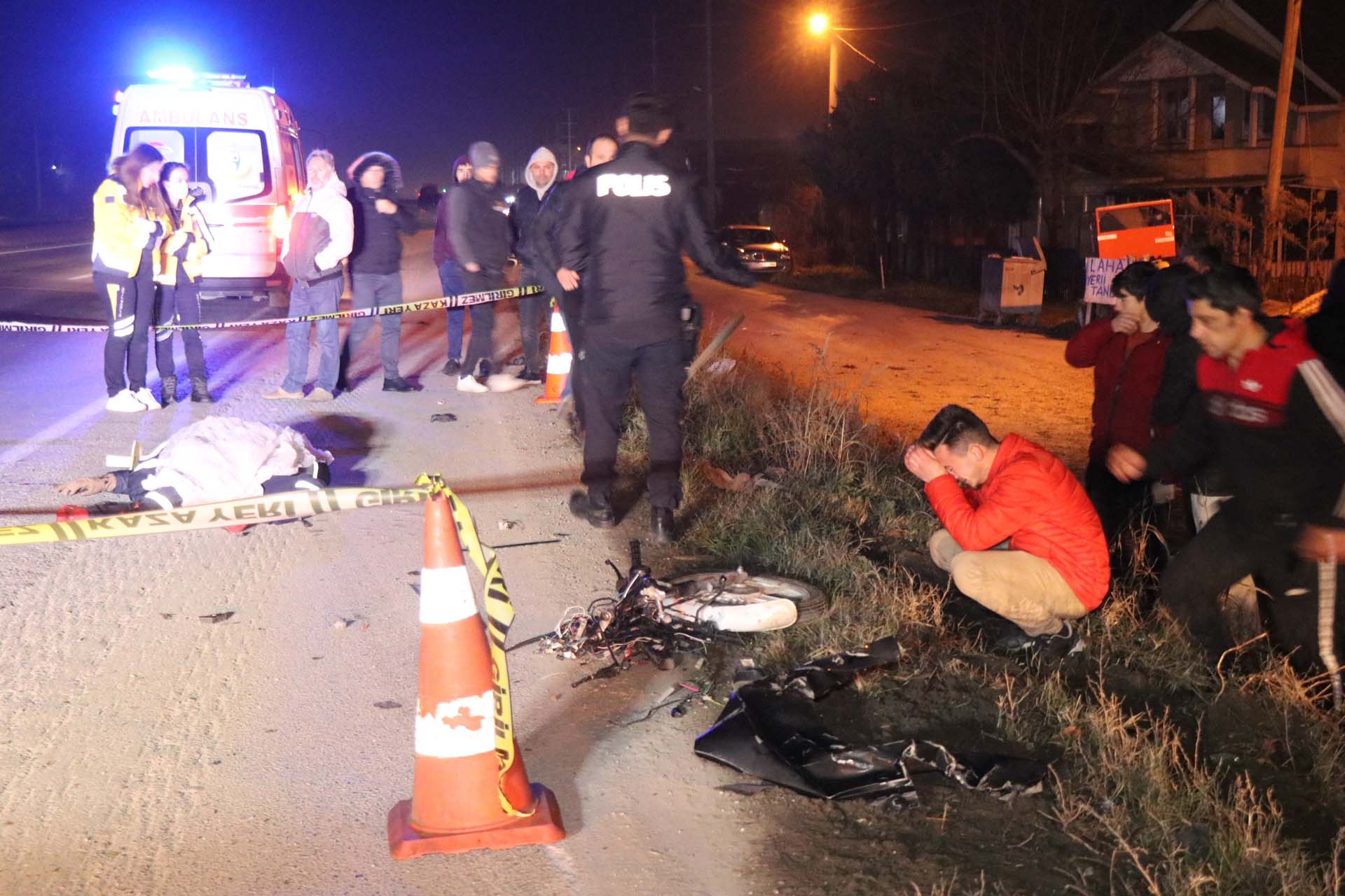 Sakarya'nın Erenler ilçesinde feci kaza! Hafif ticari araçla motosiklet çarpıştı: 1 ölü,1 yaralı