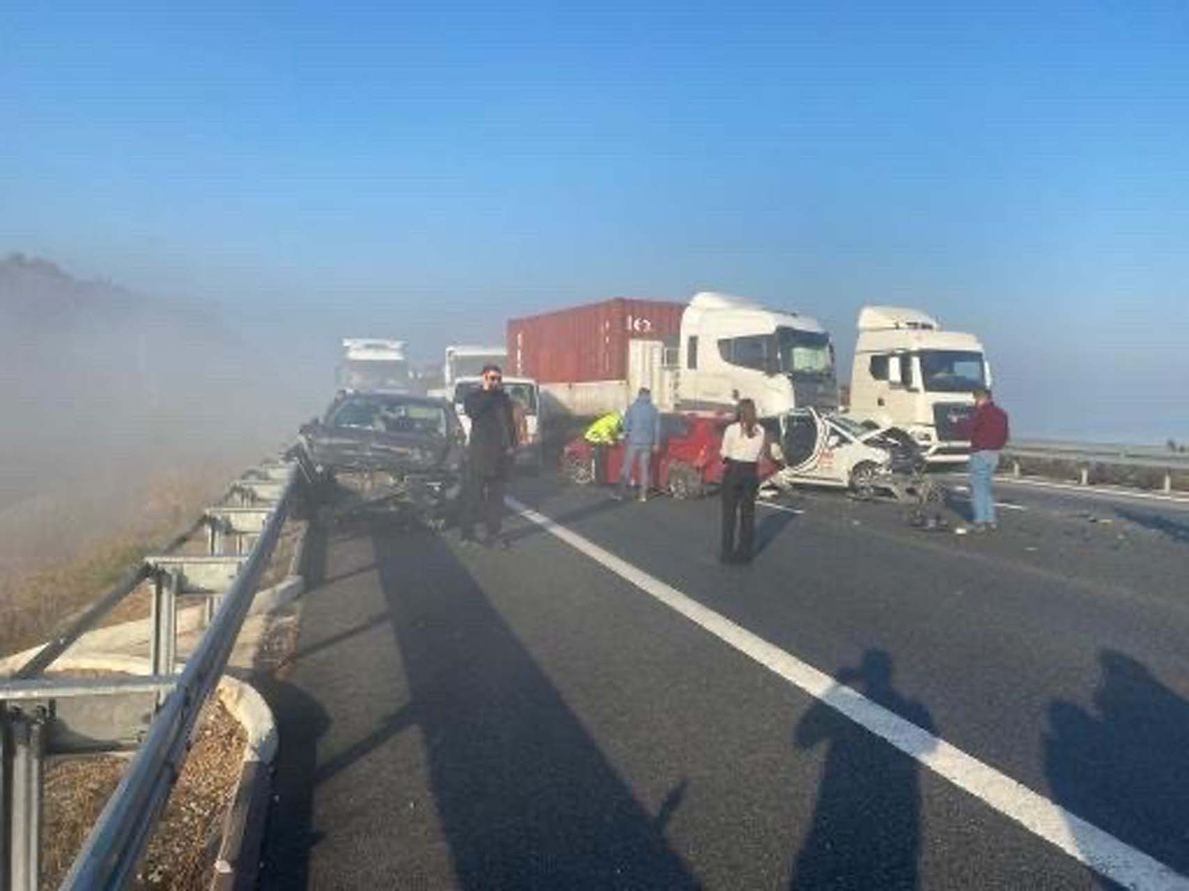 Bursa'da sis kazası! 10 araç birbirine girdi, yol savaş alanına döndü: Yaralılar var