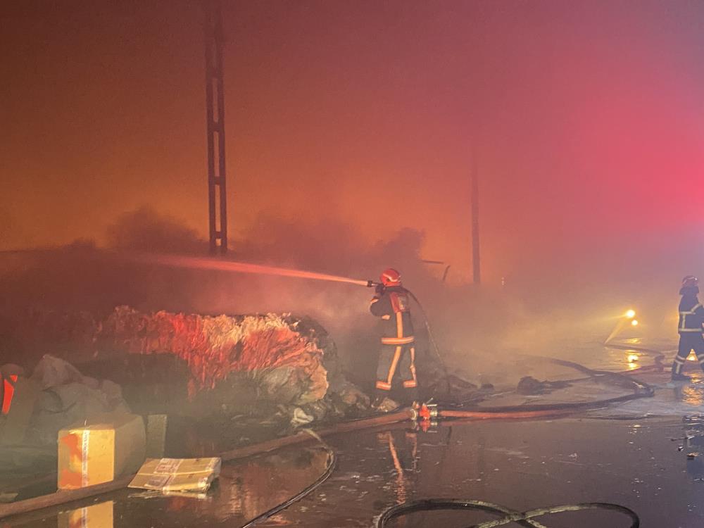 Sakarya'da geri dönüşüm fabrikasında yangın: Göz gözü görmedi!