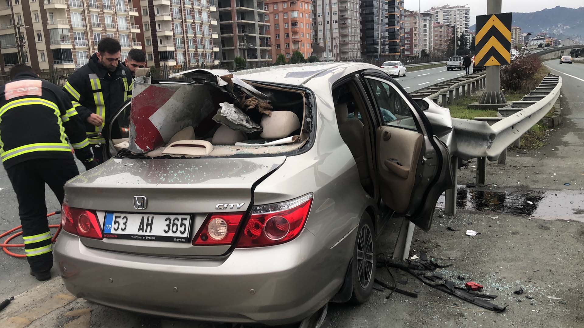 Rize'de feci kaza! Otomobil bariyere ok gibi saplandı: Görenler bakamadı