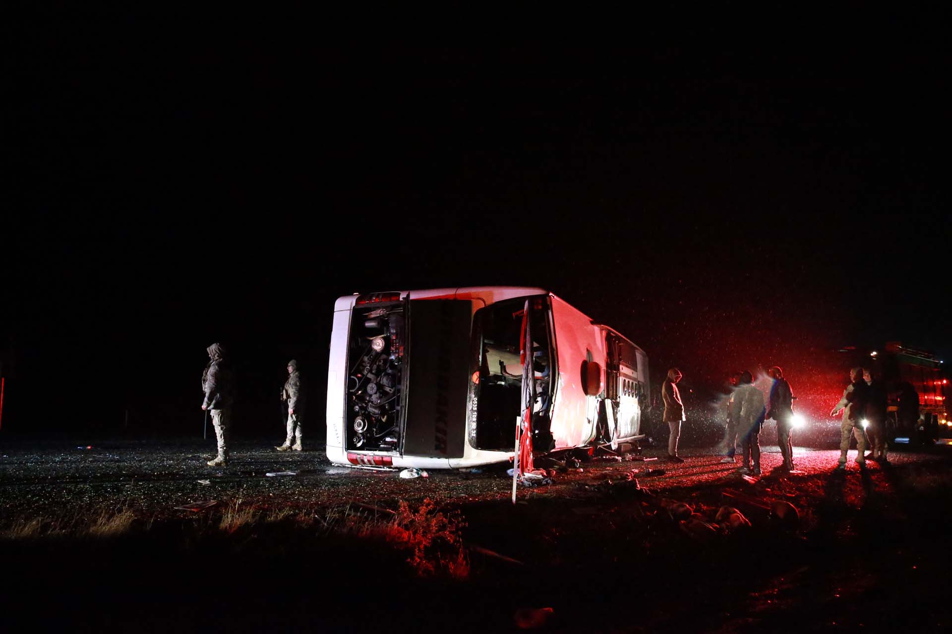 Diyarbakır Silvan'da can pazarı! Yolcu otobüsü devrildi: Ölüler ve yaralılar var