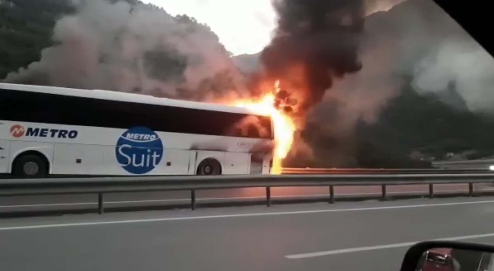 Facianın eşiğinden dönüldü! Antalya'da yolcu otobüsü alev alev yandı!