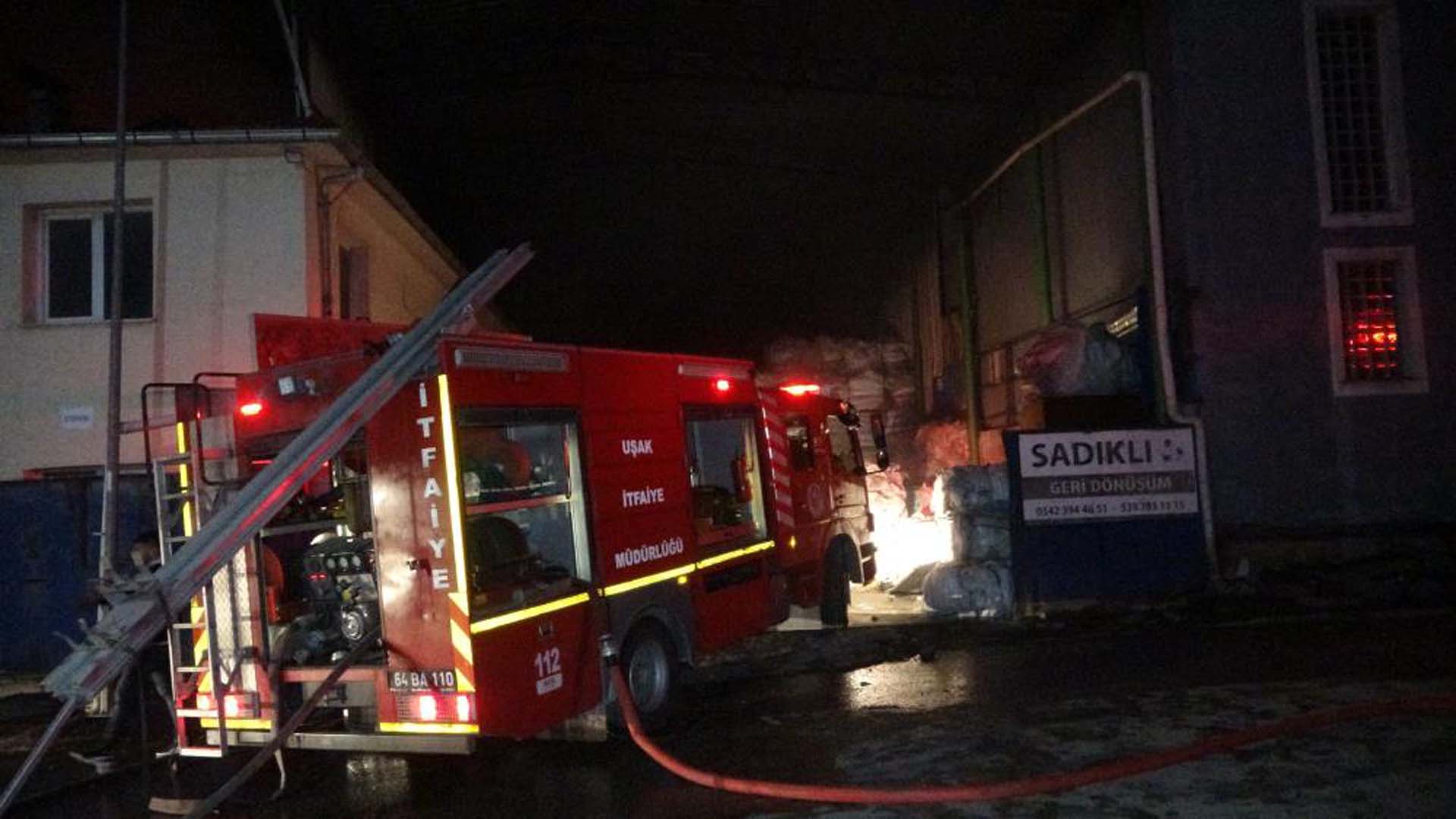 Uşak'ta korkutan yangın: Geri dönüşüm fabrikası alevlere teslim oldu