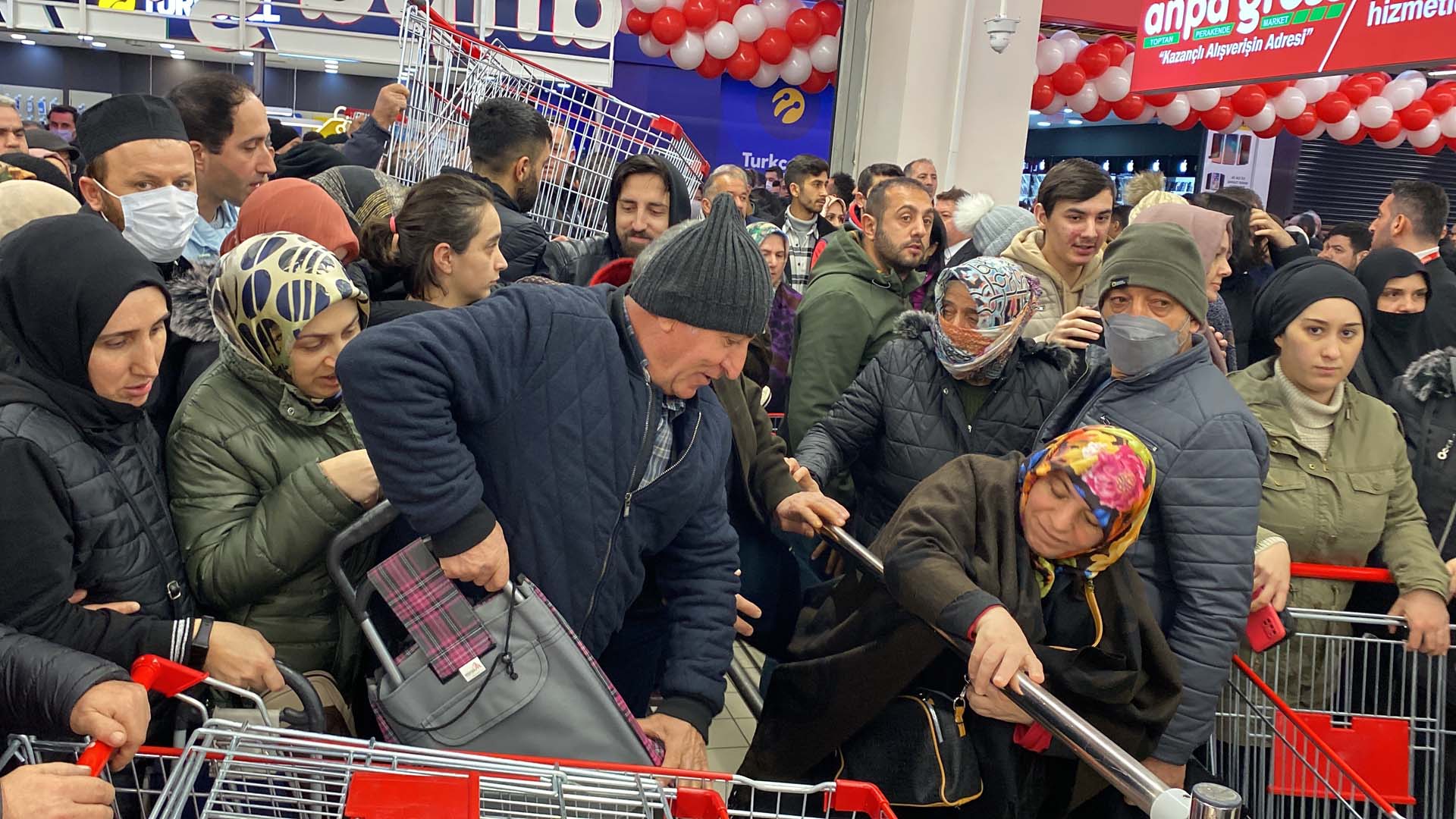 İstanbul Pendik'te indirimli ürün izdihamı! Vatandaşlar birbiriyle yarıştı!