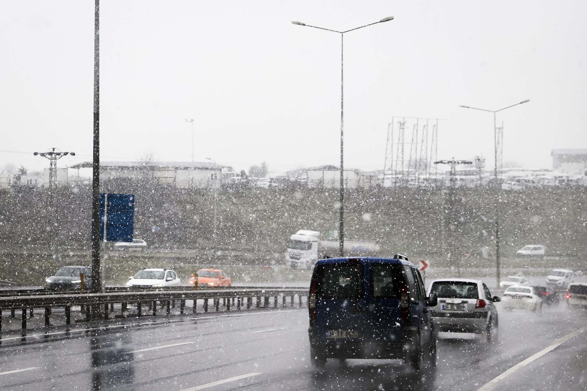 İstanbul'da kar yağışı başladı! O ilçeler beyaz örtüyle kaplandı