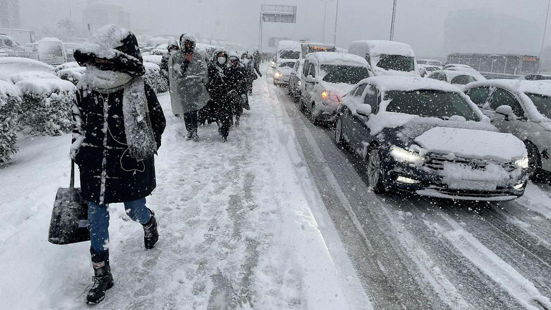 Meteoroloji hava durumu tahminini açıkladı! İstanbul, o tarihlerde kar yağışına doyacak! "Kış lastiği olmadan aracınızı çıkartmayın"