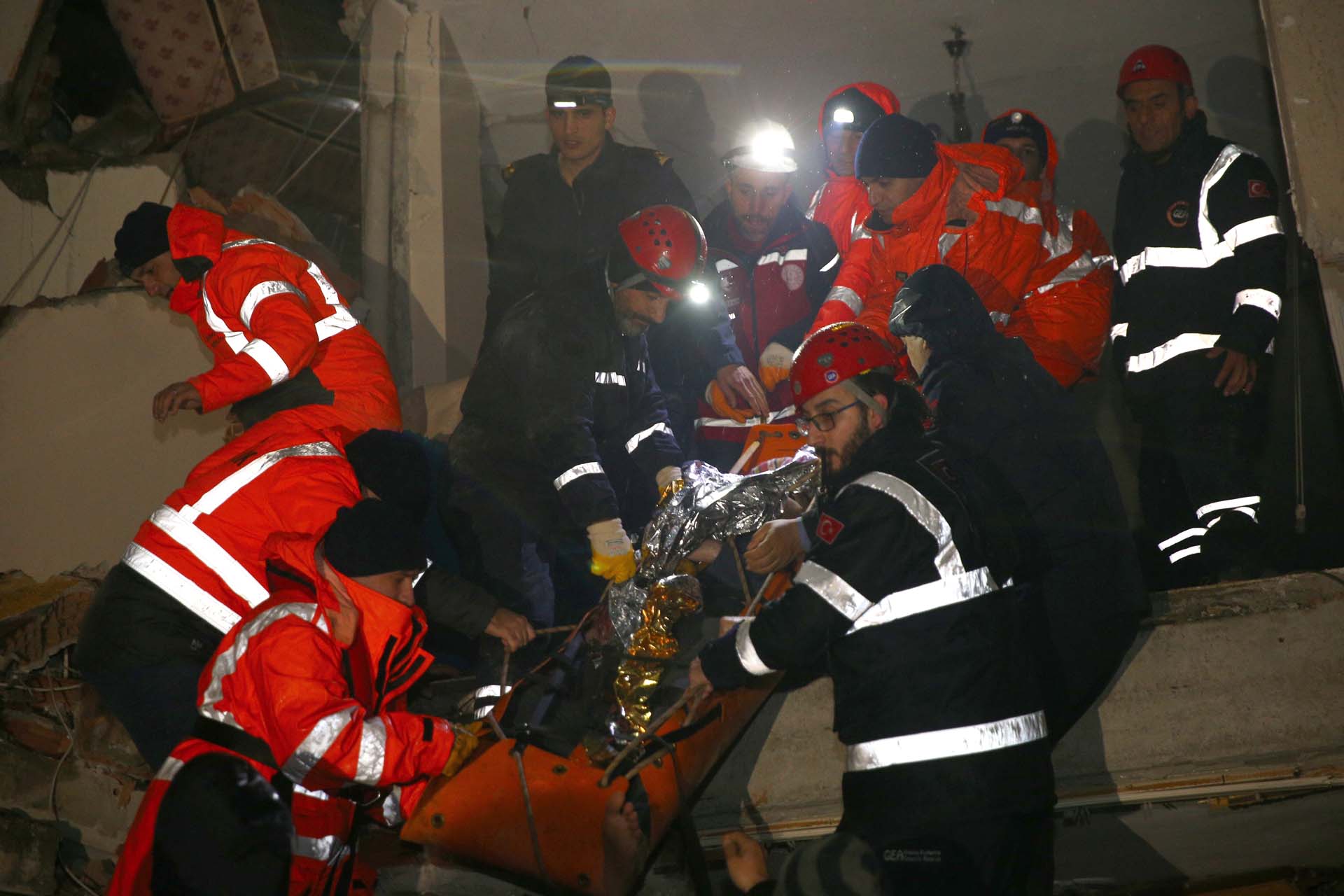 Kahramanmaraş depremi: Hatay'ın İskenderun ilçesinde 1'i çocuk 4 kişi saatler sonra kurtarıldı