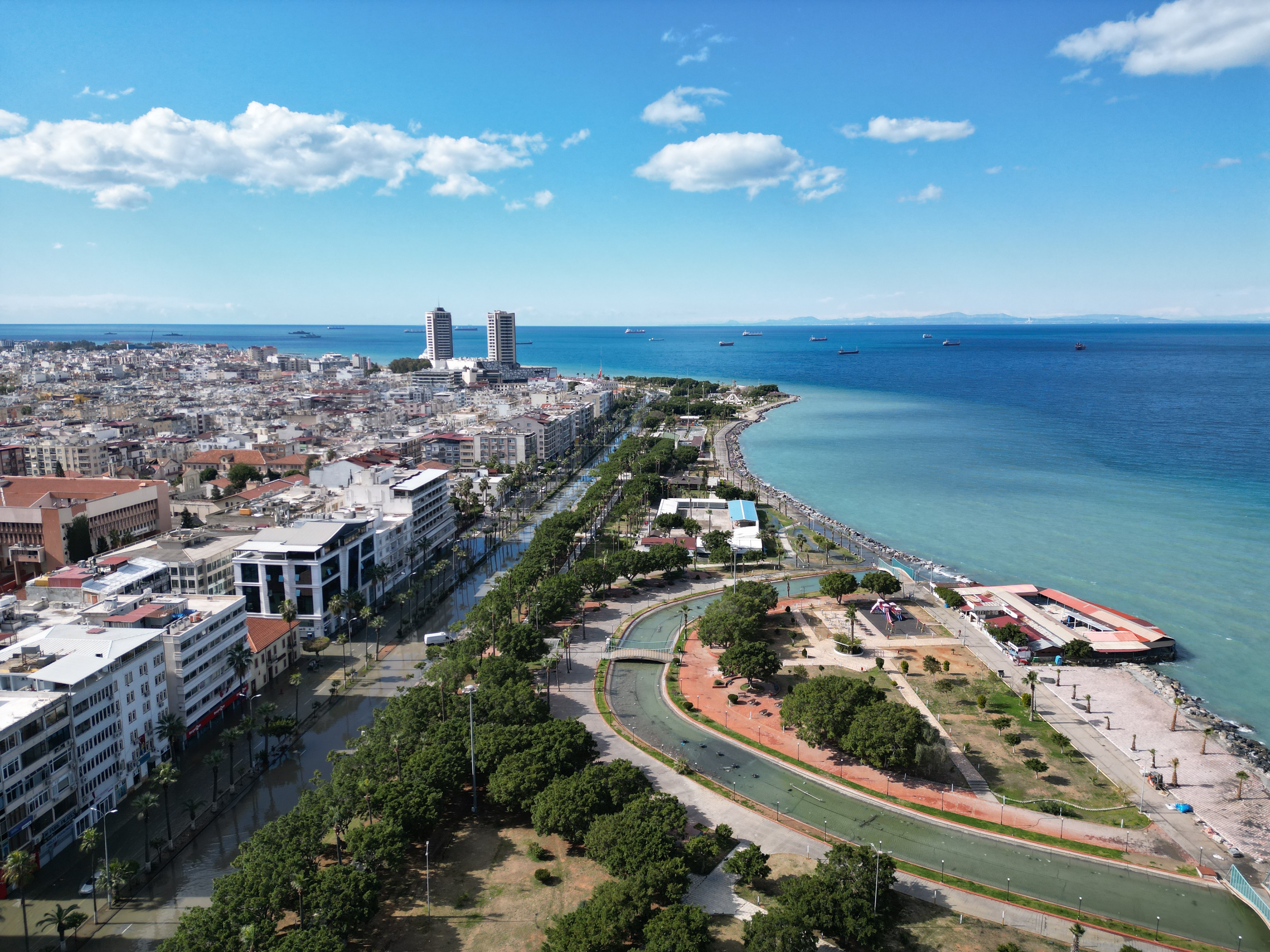 Hatay İskenderun'da tedirgin eden görüntü: Deniz suyu 200 metre içeri geldi, işyerleri ve binalar boşaltıldı! İşte bölgedeki son durum...