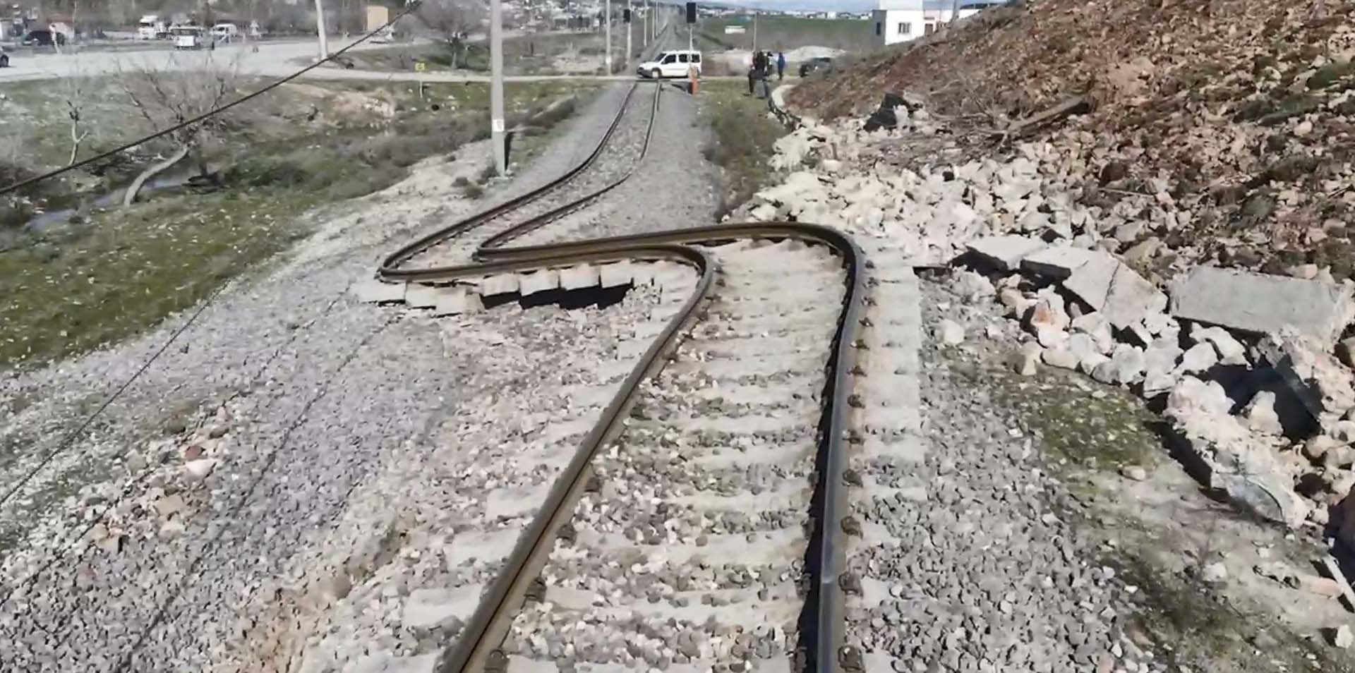 Kahramanmaraş depremi rayları büktü! Görenler gözlerine inanamadı!