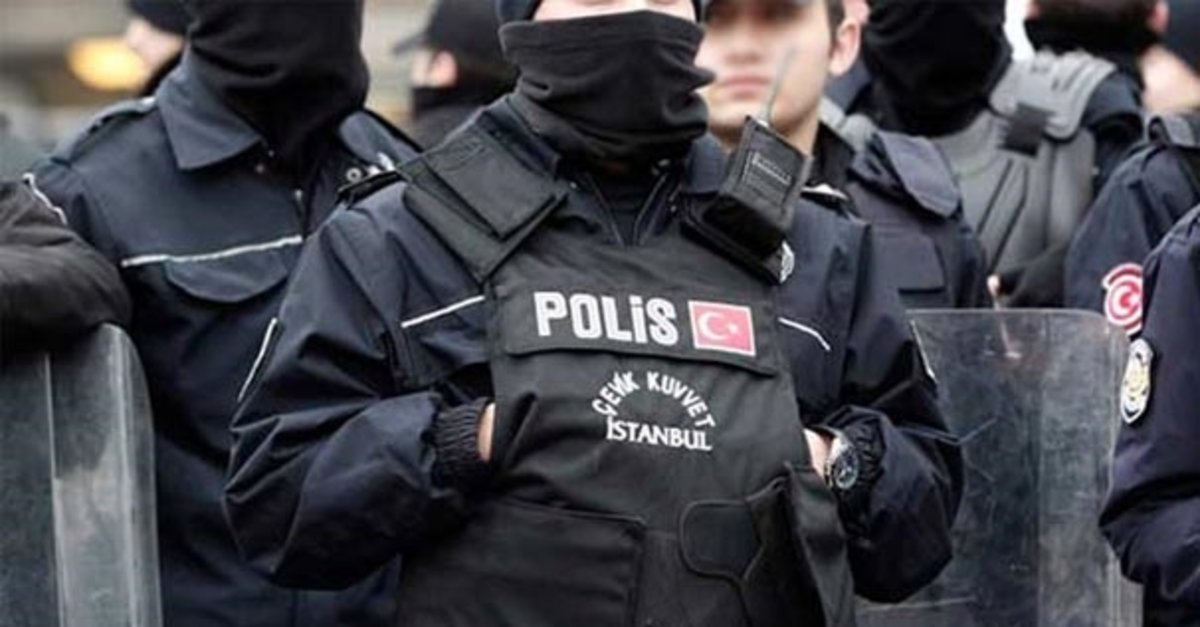 Mucizeler yaşanmaya devam ediyor! Türk polisi 83 saat sonra enkaz altından bir çocuk ve annesini çıkardı