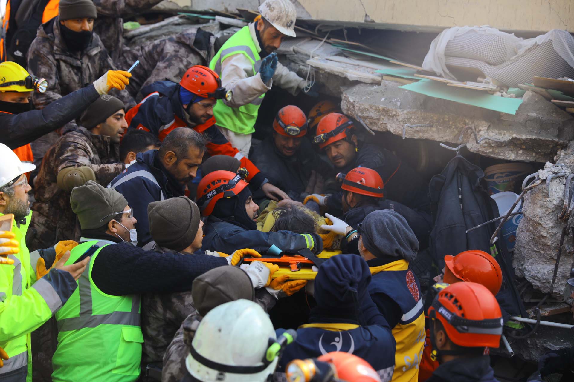 Hatay'daki deprem enkazından sevindiren haber! Anne ve 2 çocuğu 108. saatte kurtarıldı