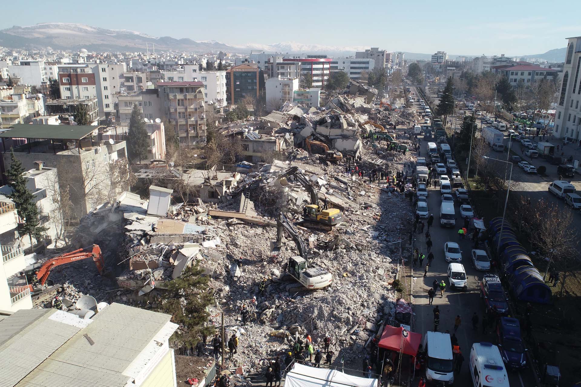 Deprem felaketinde ailesini kaybeden genç kız yürekleri yaktı: "Bu dünyada kaybedebileceğim her şeyi kaybettim"