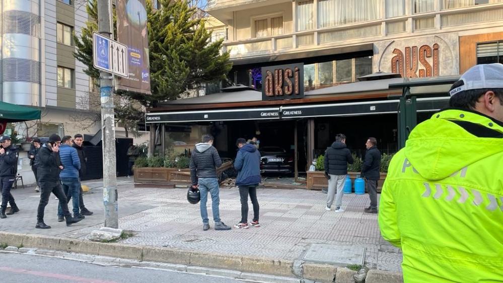 İstanbul'da kaza: Otomobil önce araca çarptı sonra restorana daldı